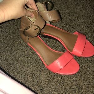 Peach and brown low heeled sandals w/ a buckle💕